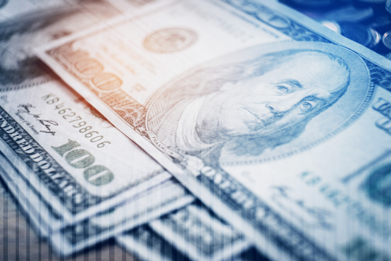 Доларът излезе от върховете си в азиатската търговия в понеделник