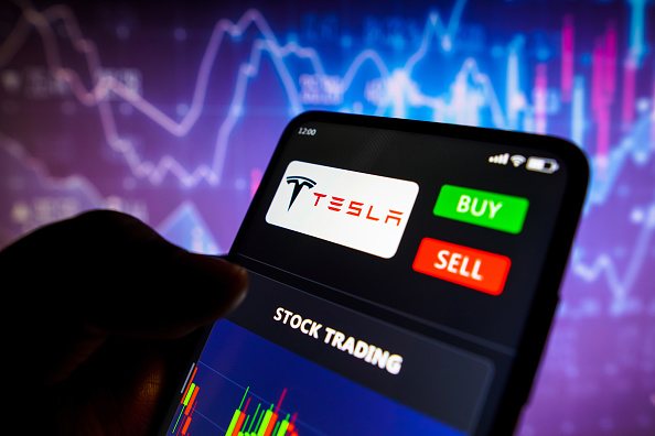 Акциите на Tesla Inc. са уловени в технологичните разпродажби, както