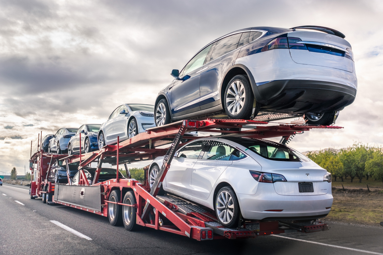 Tesla (TSLA) представи по-евтина нова версия на популярния си SUV