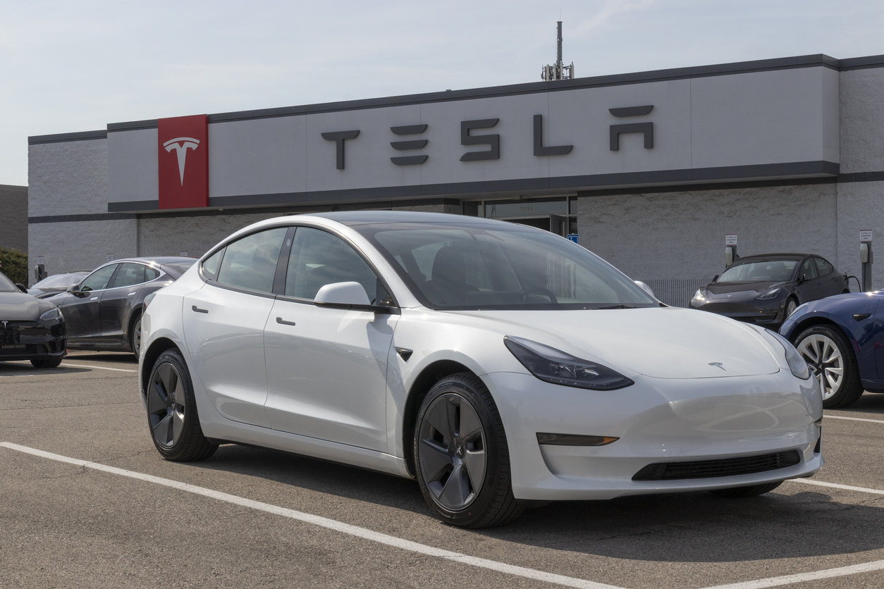 Акциите на EV гиганта Tesla паднаха до по ниско дъно но