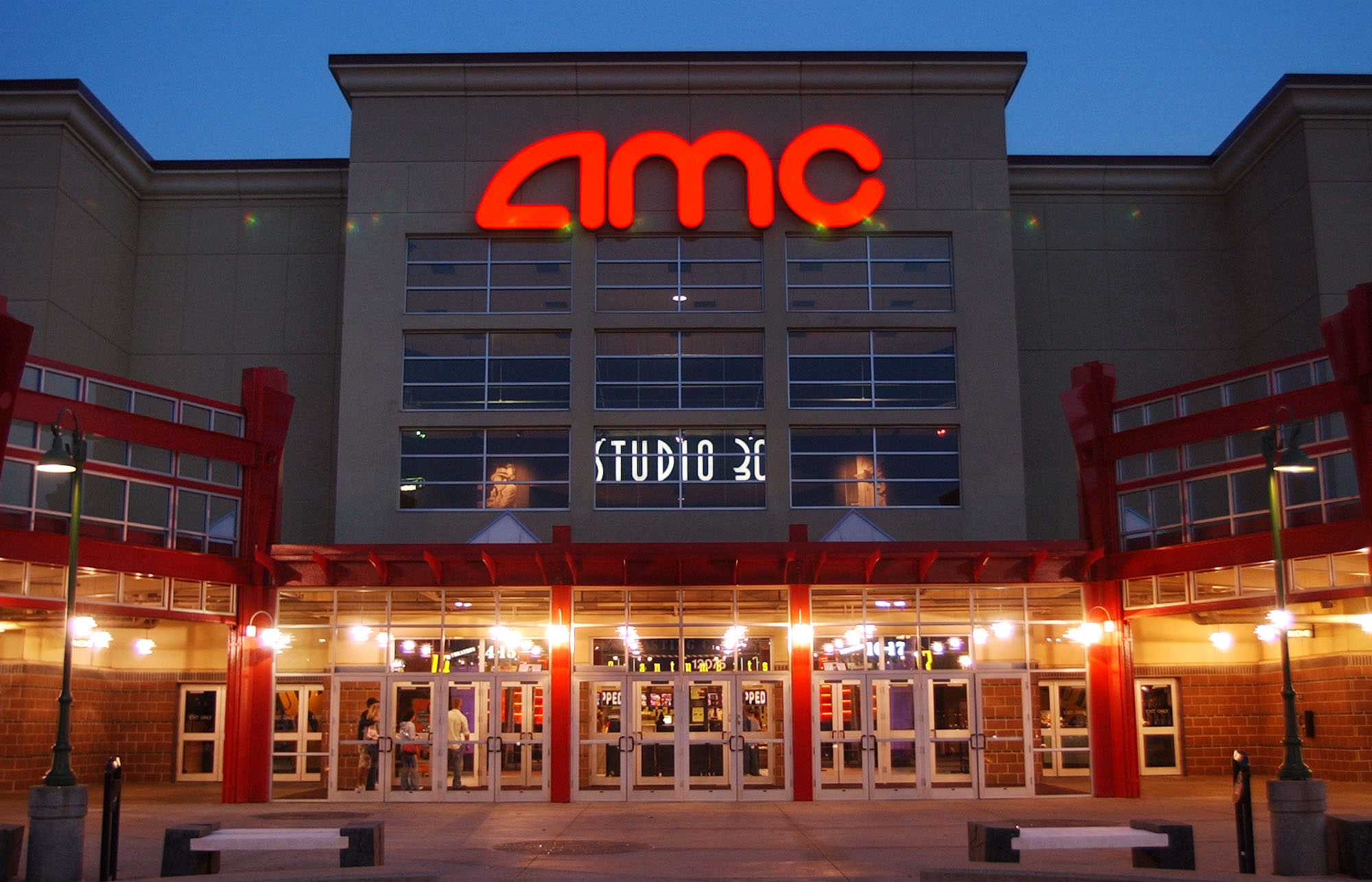 AMC Entertainment Holdings Inc операторът на киносалони който се превърна