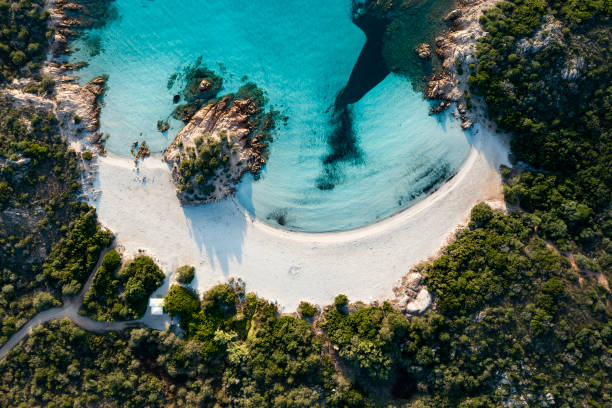 Италианският остров Сардиния защитава грандиозните си плажове от свръхтуризма с